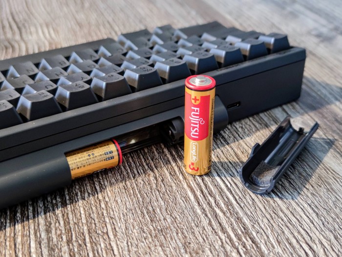 Hinter der Wölbung verbirgt sich das Batteriefach für die Bluetooth-Funktion. (Bild: Tobias Költzsch/Golem.de)