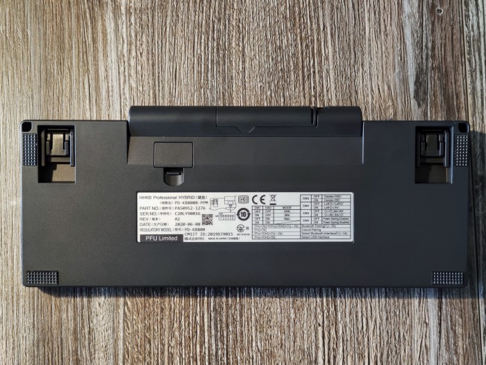 Auf der Rückseite hat die Hybrid einen großen Aufkleber mit zahlreichen Erklärungen. (Bild: Tobias Költzsch/Golem.de)