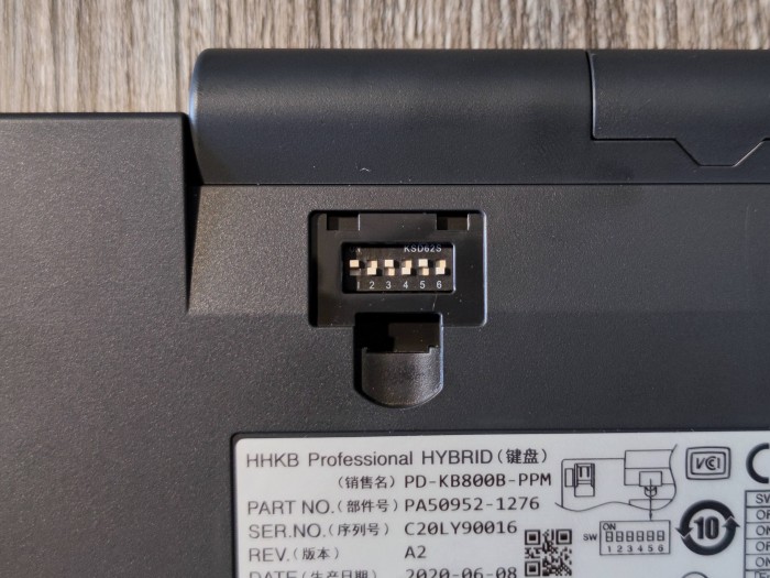 Die gelten dem DIP-Switch, mit dessen Hilfe wir zahlreiche Einstellungen direkt an der Tastatur vornehmen können. (Bild: Tobias Költzsch/Golem.de)
