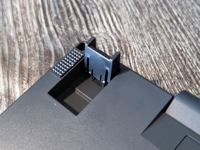 Die Tastatur lässt sich auf diese Weise noch um einige Millimeter höher stellen. (Bild: Tobias Költzsch/Golem.de)