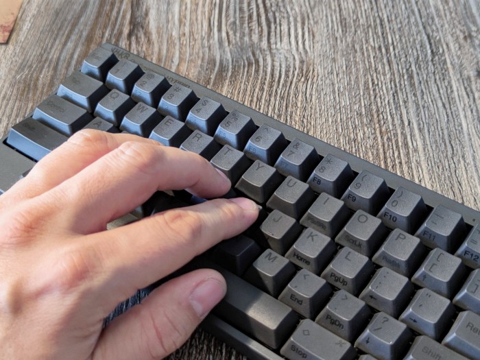 Die HHKB Hybrid bietet dank der verbauten Topre-Schalter ein sehr angenehmes Schreibgefühl. (Bild: Tobias Költzsch/Golem.de)