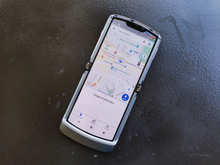 Klappen wir das Razr 5G auf, können wir Google Maps nahtlos weiter auf dem innenliegenden Falt-Display weiter verwenden. (Bild: Tobias Költzsch/Golem.de)