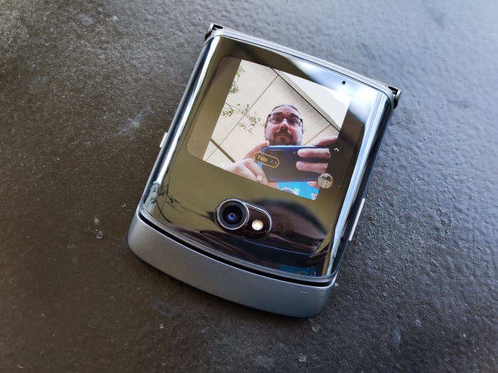 Das Außendisplay fungiert auch als Sucher für die 48-Megapixel-Kamera. (Bild: Tobias Költzsch/Golem.de)