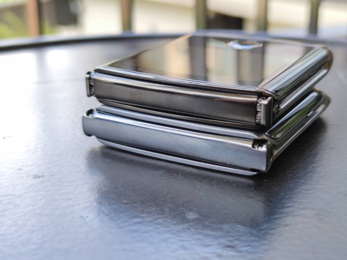 Verglichen mit dem Razr aus dem Jahr 2019 ist das Scharnier des neuen Modells (unten) etwas besser abgeschirmt. (Bild: Tobias Költzsch/Golem.de)