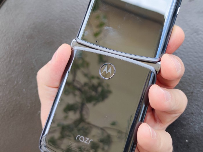 Auf der Rückseite ist ein Fingerabdrucksensor eingebaut. (Bild: Tobias Költzsch/Golem.de)