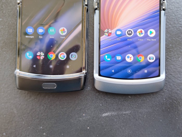 Die Nase am unteren Rand konnte Motorola beim neuen Razr 5G (rechts) verkleinern. (Bild: Tobias Költzsch/Golem.de)