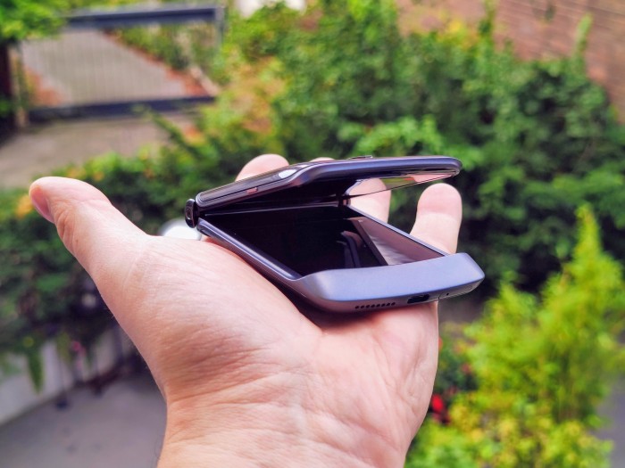 Das Razr 5G, fast komplett zusammengeklappt (Bild: Tobias Költzsch/Golem.de)