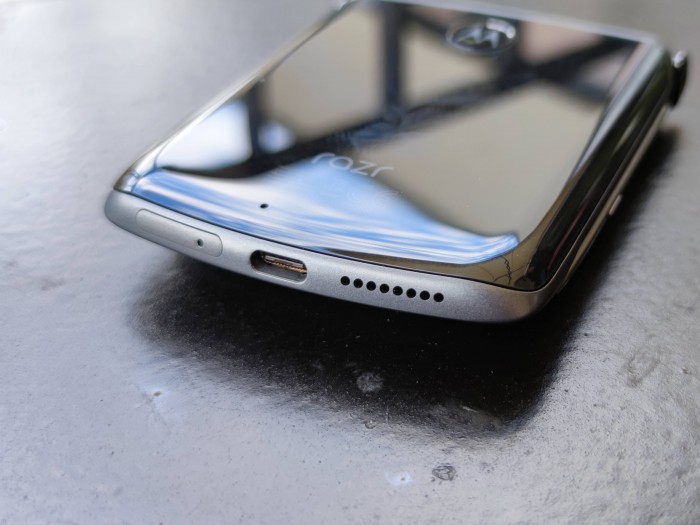 Insgesamt wirkt das Design des Razr 5G etwas ausgewogener als das des Razr 2019. (Bild: Tobias Költzsch/Golem.de)