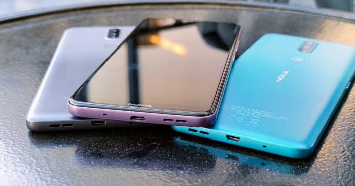 Geladen wird das Smartphone &uuml;ber einen Micro-USB-Anschluss. (Bild: Tobias K&ouml;ltzsch/Golem.de)