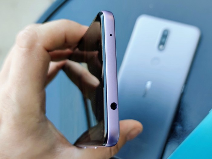 Das Nokia 2.4 hat einen Klinkenanschluss f&uuml;r Kopfh&ouml;rer. (Bild: Tobias K&ouml;ltzsch/Golem.de)