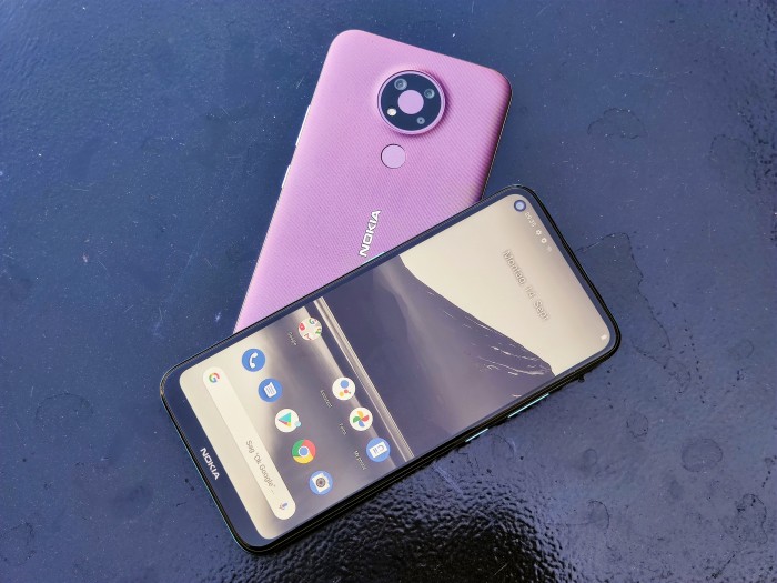 Das Nokia 3.4 hat ein 6,39 Zoll gro&szlig;es Display. (Bild: Tobias K&ouml;ltzsch/Golem.de)