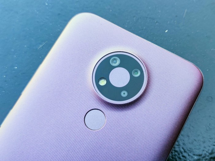 Die Kamera hat drei Objektive. (Bild: Tobias K&ouml;ltzsch/Golem.de)