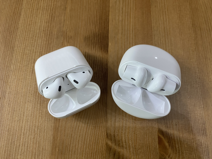 Links die Airpods von Apple, rechts daneben die Buds von Oneplus (Bild: Ingo Pakalski/Golem.de)