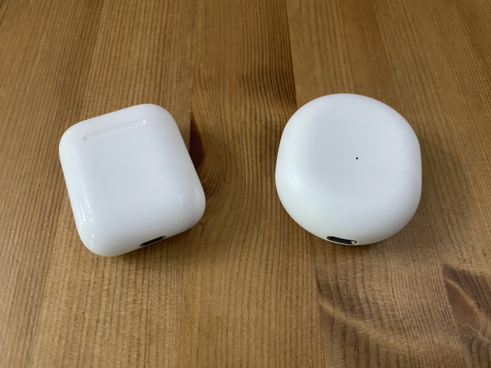 Links die Airpods von Apple, rechts daneben die Buds von Oneplus (Bild: Ingo Pakalski/Golem.de)
