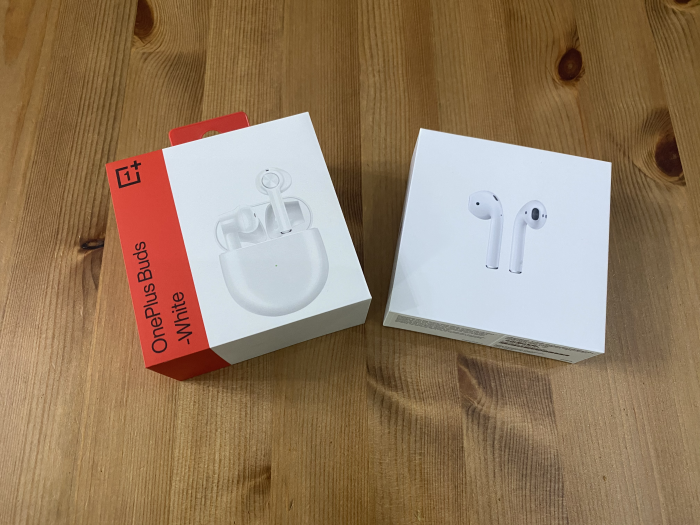 Links der Karton der Oneplus Buds, rechts der Karton der Apple Airpods (Bild: Ingo Pakalski/Golem.de)