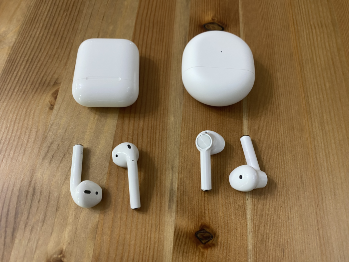 Links die Airpods von Apple, rechts daneben die Buds von Oneplus (Bild: Ingo Pakalski/Golem.de)