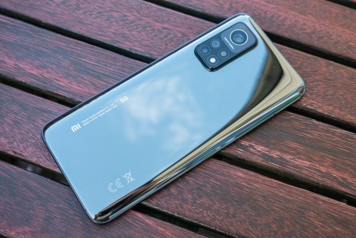 Die Oberfläche zieht Fingerabdrücke schnell an, die sich aber leicht wegwischen lassen. (Bild: Tobias Költzsch/Golem.de)