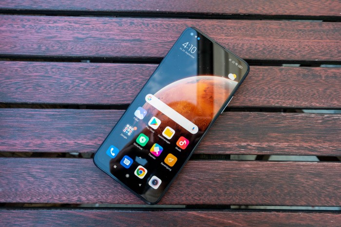 Das Mi 10T Pro von Xiaomi hat einen 6,67 Zoll großen Bildschirm mit einer maximalen Bildrate von 144 Hz. (Bild: Tobias Költzsch/Golem.de)