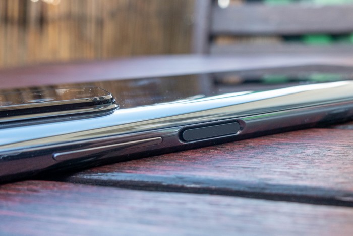 Der Fingerabdrucksensor ist im Einschaltknopf eingebaut. (Bild: Tobias Költzsch/Golem.de)