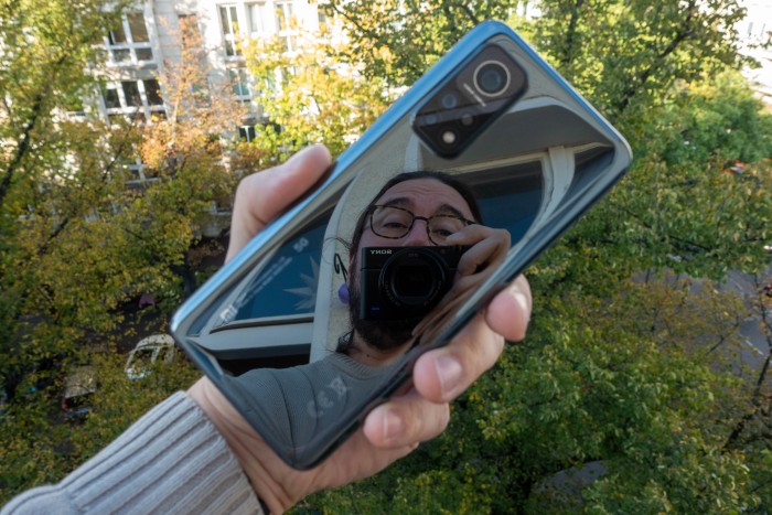 Die Rückseite des Mi 10T Pro ist stark spiegelnd. (Bild: Tobias Költzsch/Golem.de)