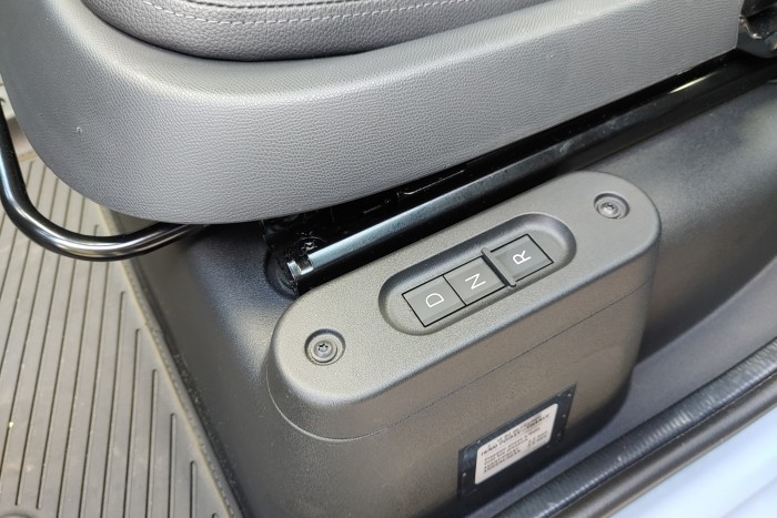 Für die Fahrwahl gibt es keinen Hebel, sondern drei Tasten am Fahrersitz. (Foto: Martin Wolf/Golem.de)