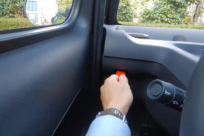 Die Tür hat keine Griffe, sondern nur Schlaufen zum Öffnen und Schließen. (Foto: Martin Wolf/Golem.de)