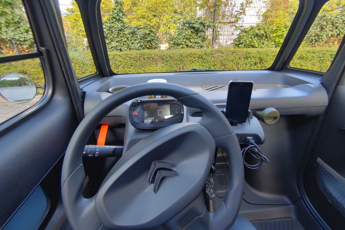 Das Lenkrad hat keinen Airbag, ESP gibt es ebenfalls nicht. (Foto: Martin Wolf/Golem.de)