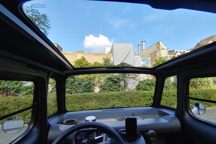 Das Panoramadach und die Fenster ermöglichen eine gute Rundumsicht. (Foto: Martin Wolf/Golem.de)