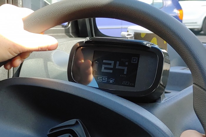 Das Display im Armaturenbrett zeigt nur wenige Werte an. (Foto: Martin Wolf/Golem.de)