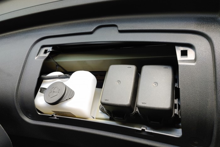 Hinter dem Fahrersitz befiinden sich die Behälter für die Scheibenwischanlage und die Bremsflüssigkeit. (Foto: Martin Wolf/Golem.de)