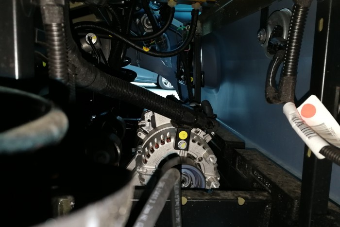 An der Vorderachse ist der 48-Volt-Motor von Valeo zu erkennen. (Foto: Friedhelm Greis/Golem.de)