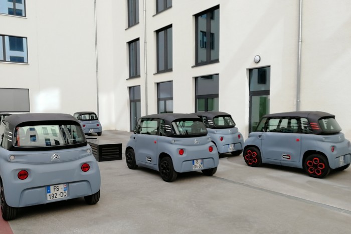 Fast schon ein surrealer Anblick, die Kleinwagenversammlung (Foto: Friedhelm Greis/Golem.de)