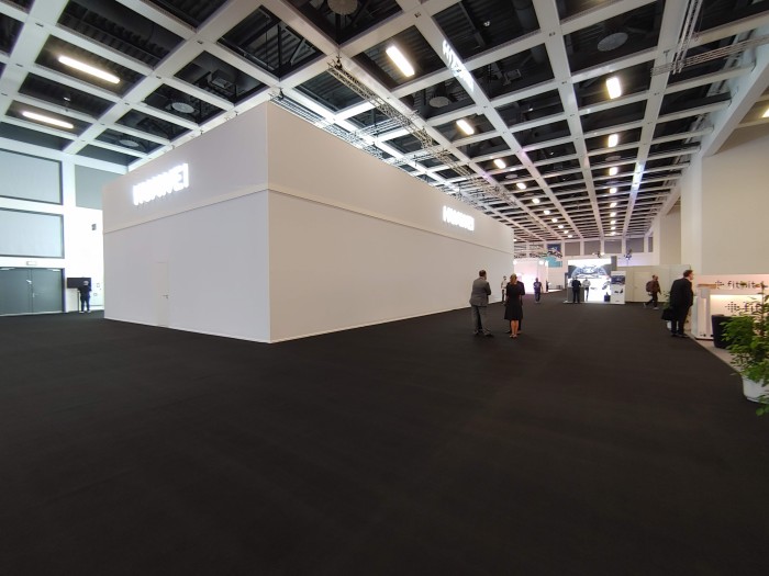 Hinter dem Huawei-Stand ist nicht viel los. (Bild: Martin Wolf / Golem.de)