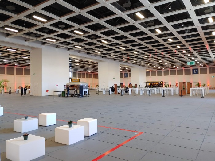 Die Catering-Hallen bieten viel Platz. (Bild: Martin Wolf / Golem.de)