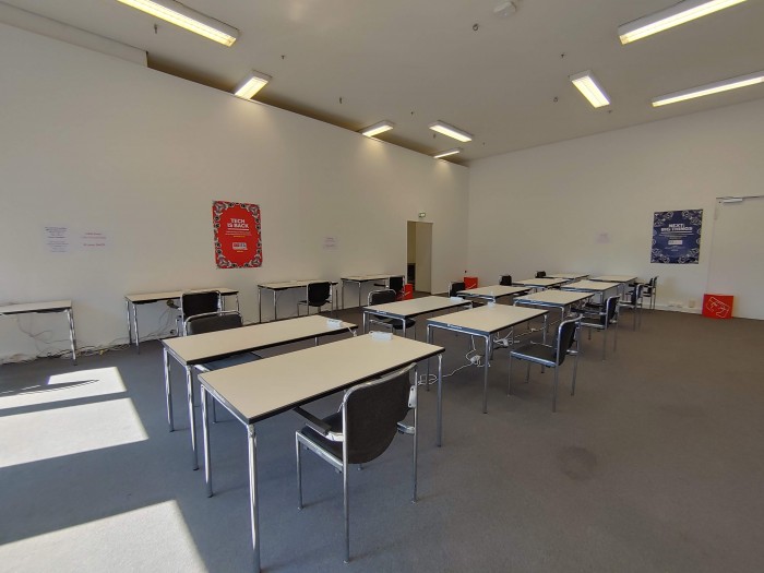 Auch dieser kleine Presseraum erfüllt die Maßgaben für den Mindestabstand vorbildlich.  (Bild: Martin Wolf / Golem.de)