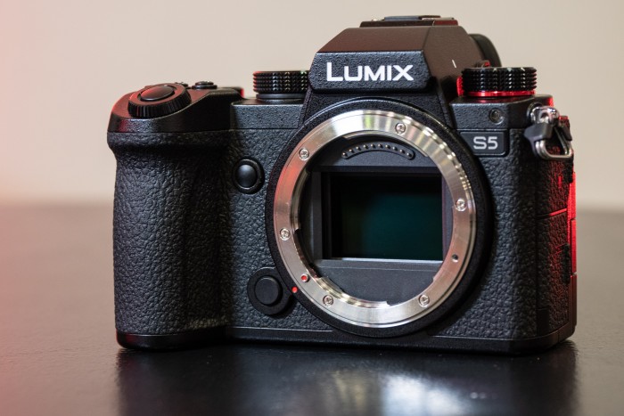 Riesiger Sensor, kleine Kamera - die Lumix DC-S5. (Bild: Martin Wolf / Golem.de)