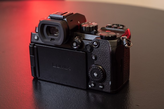 Die Rückseite wirkt aufgeräumt.(Bild: Martin Wolf / Golem.de)