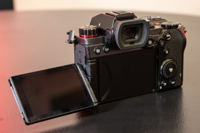 Der ausklappbare Touchscreen ist fr Videoaufnahmen sehr praktisch. (Bild: Martin Wolf / Golem.de)