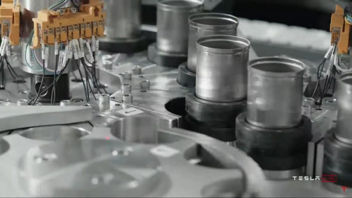 Klassische Massenfertigung der Akkugehäuse in der Anlage [1] (Bild: Tesla/Screenshot: Golem.de)