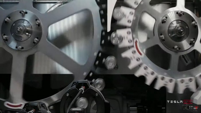 Klassische Massenfertigung der Akkugehäuse in der Anlage [2] (Bild: Tesla/Screenshot: Golem.de)