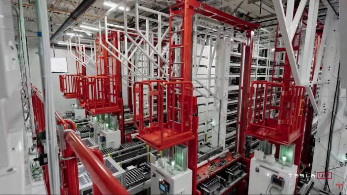 Roboter bedienen die Anlage zur ersten Ladung der Akkuzellen. (Bild: Tesla/Screenshot: Golem.de)