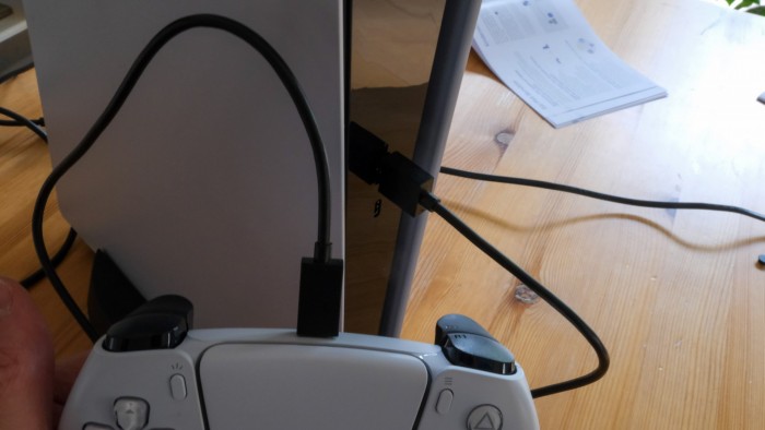 Das Gamepad stellt wie schon bei der PS4 per Kabel den Erstkontakt zur Konsole her. (Bild: Golem.de/Peter Steinlechner)