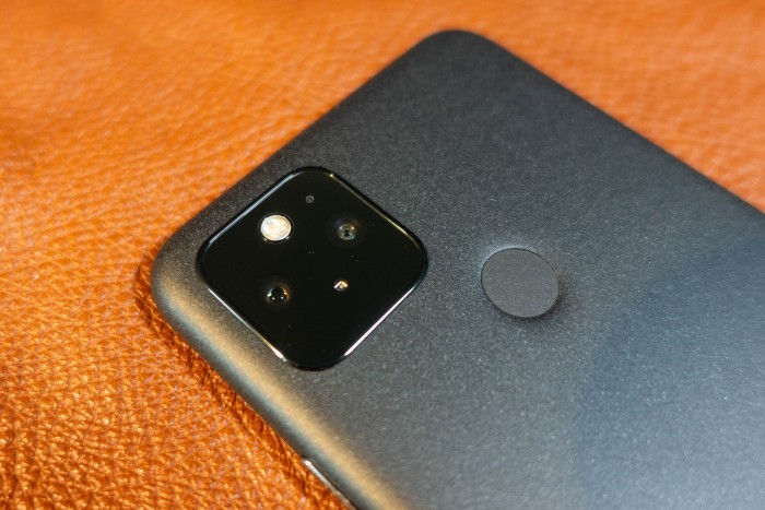 Auf der R&uuml;ckseite ist eine Dualkamera eingebaut, die ein Weitwinkel- und ein Superweitwinkelobjektiv hat. (Bild: Tobias K&ouml;ltzsch/Golem.de)