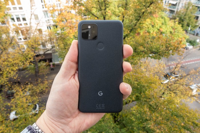 Das Design der R&uuml;ckseite erinnert an das Pixel 4. (Bild: Tobias K&ouml;ltzsch/Golem.de)