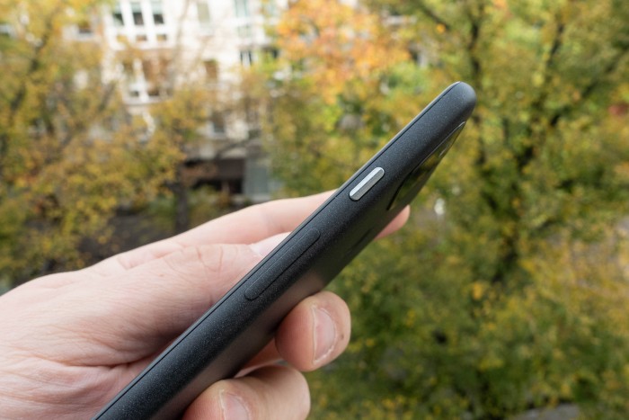 An der rechten Seite sind wieder die Lautst&auml;rkewippe und der Einschalter eingebaut. (Bild: Tobias K&ouml;ltzsch/Golem.de)