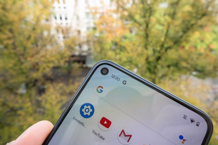 Die Frontkamera ist in einem Loch im Display eingebaut. (Bild: Tobias K&ouml;ltzsch/Golem.de)