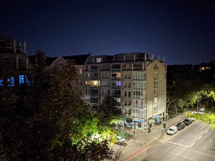 Mit dem Nachtaufnahmemodus k&ouml;nnen wir nicht nur Personen und H&auml;user fotografieren, ...