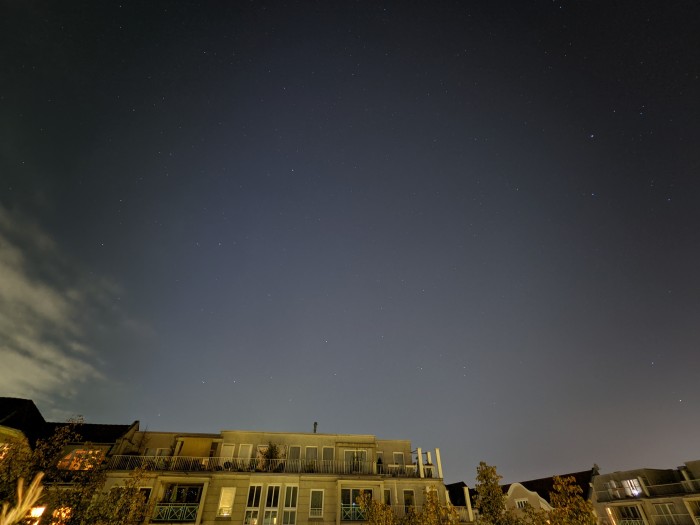 F&uuml;r die Astroaufnahmen ist allerdings ein Stativ oder ein fester Standplatz f&uuml;r das Pixel 5 notwendig. (Bild: Tobias K&ouml;ltzsch/Golem.de)