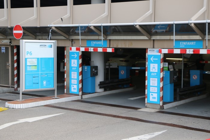 Im Parkhaus P6 am Stuttgarter Flughafen testen Daimler und Bosch das sogenannte Automated Valet Parking (AVP). (Foto: Friedhelm Greis/Golem.de)
