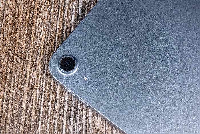 Die einzelne Kamera auf der R&uuml;ckseite ist das gleiche Modell, das Apple auch beim iPad Pro verbaut. (Bild: Tobias K&ouml;ltzsch/Golem.de)